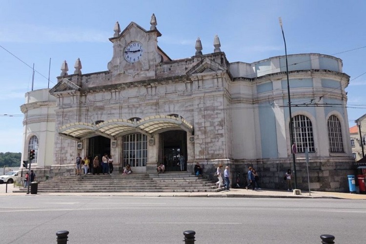 Rádio Regional do Centro: Câmara pediu uma locomotiva à CP como memória ferroviária para a estação Coimbra A